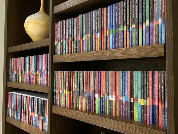 Bookshelf in the Glynn Longue