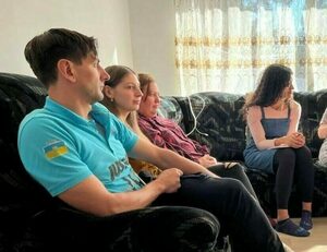 Ese Onosen Omoijuanfo Talking With Romanians In A Living Room